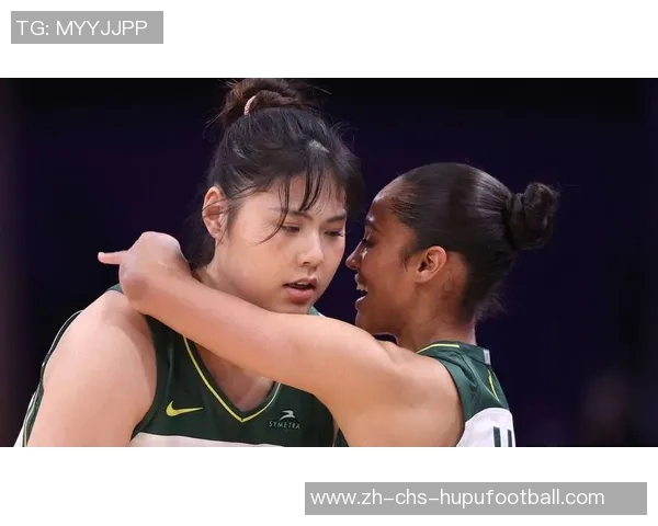 风暴惨败李月汝表现平平赛后与队友击掌默契走入球员通道